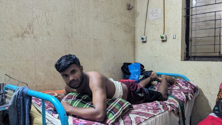 আনন্দ মিছিলে গিয়ে গুলিবিদ্ধ মনিরুল – অভাব-অনটনে দিন কাটছে পরিবারে