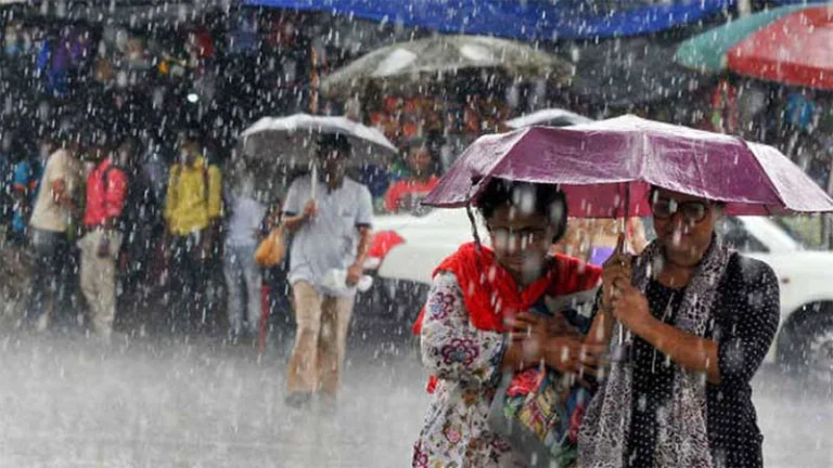 সারাদেশে বজ্রসহ ভারী বৃষ্টির আভাস, ১৪ জেলায় ঝড়ের শঙ্কা