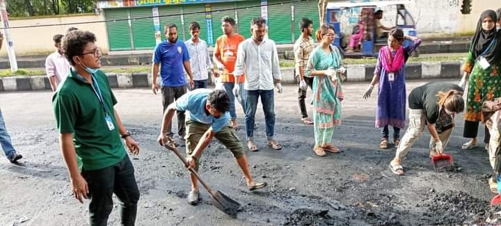 বরিশালকে পরিষ্কার রাখতে সাধারণ শিক্ষার্থীদের পরিচ্ছন্নতা অভিযান