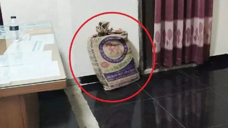 উত্তরায় শিক্ষার্থীদের হাতে বস্তাভর্তি টাকাসহ জিপ গাড়ি আটক