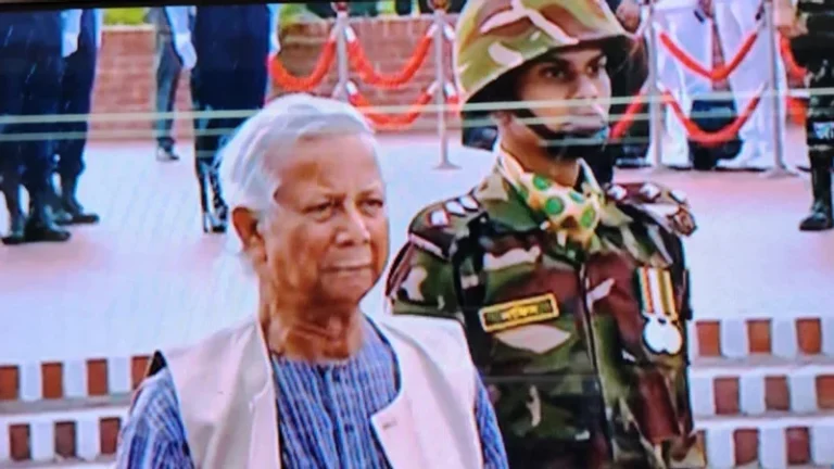 স্মৃতিসৌধে শহীদদের শ্রদ্ধা জানালেন প্রধান উপদেষ্টা