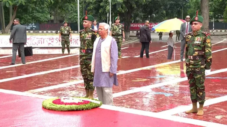 শহীদ মিনারে অন্তর্বর্তী সরকারের উপদেষ্টাদের শ্রদ্ধা