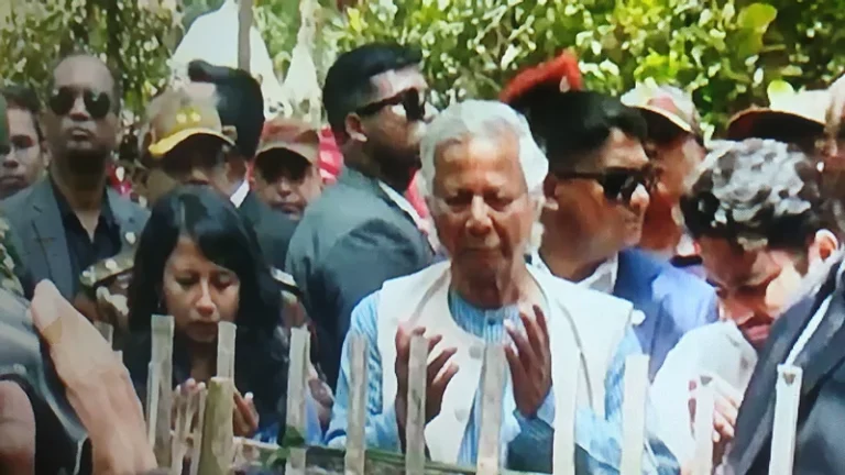 আবু সাঈদের কবর জিয়ারত করলেন ড. ইউনূস