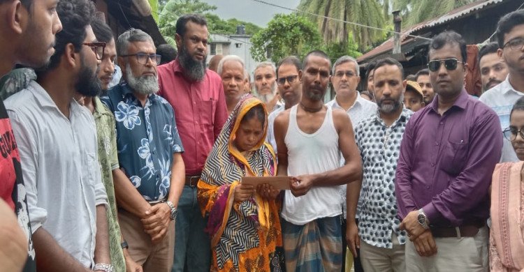 পটুয়াখালীতে শহীদ হৃদয় তারুয়ার বাড়িতে পবিপ্রবি শিক্ষক-শিক্ষার্থীরা