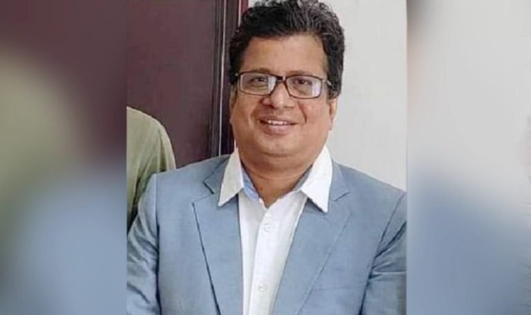 বরিশালে শিক্ষার্থীদের তোপের মুখে পদত্যাগ করলেন বিএম কলেজ উপাধ্যক্ষ