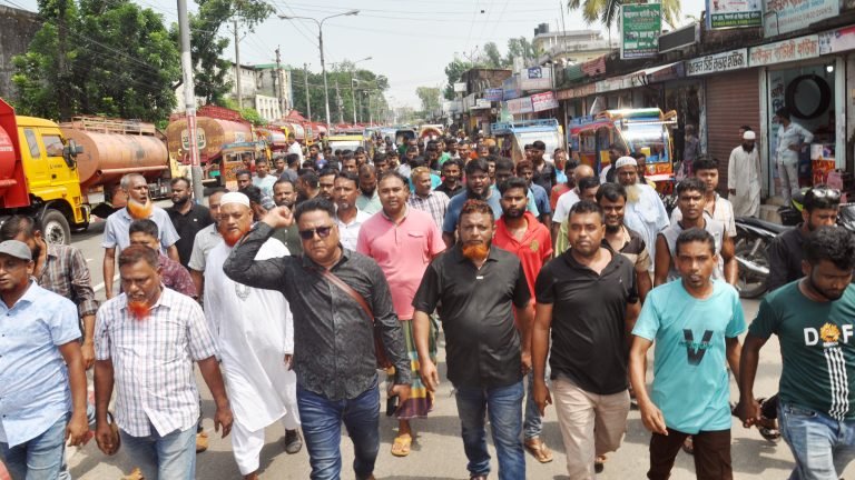 বরিশালে ট্রাংকলরি শ্রমিকদের কর্মবিরতি ও বিক্ষোভ