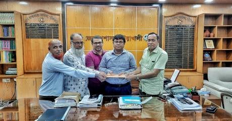 পটুয়াখালী প্রেসক্লাবের পক্ষ থেকে বন্যা দুর্গতদের আর্থিক সহায়তা প্রদান