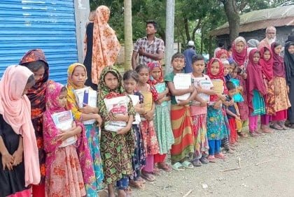 গলাচিপায় ক্লাসে ফিরতে শিক্ষার্থীসহ অভিভাবকদের মানববন্ধন