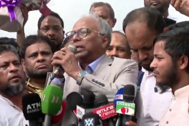 ‘বিদেশি প্রভুদের নিয়ে বিপ্লবকে নস্যাৎ করার চেষ্টা চালাচ্ছে শেখ হাসিনা’