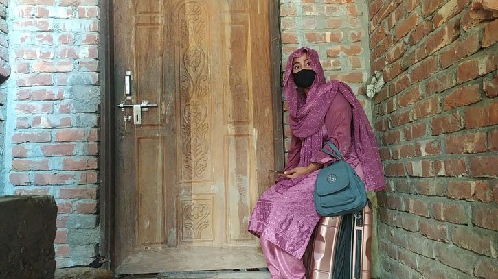 পটুয়াখালীতে নারীকে দুবার তালাক তিনবার বিয়ে! স্ত্রীর স্বীকৃতি দাবিতে অনশন
