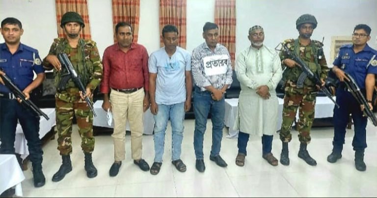 পটুয়াখালীতে ভুয়া মেজর পরিচয়ে ৪ প্রতারককে আটক করেছে সেনাবাহিনী
