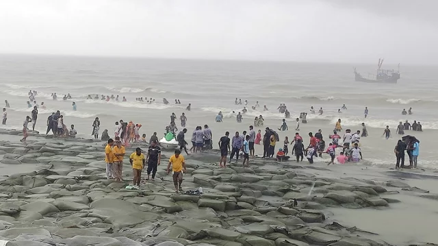 দুর্ঘটনার শঙ্কা ও সতর্কতার তোয়াক্কা না করে উত্তাল সমুদ্রে পর্যটকরা