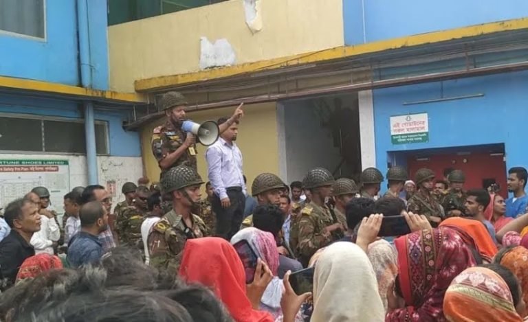 বরিশালে ফরচুন সুজে শ্রমিকদের বিক্ষোভ, সেনাবাহিনীর হস্তক্ষেপে পরিস্থিতি স্বাভাবিক