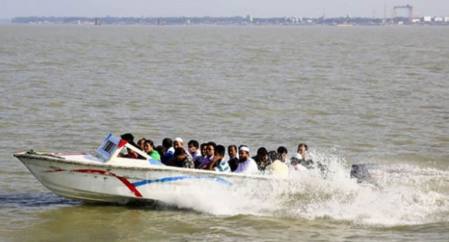 গলাচিপা-রাঙ্গাবালীতে জীবনের ঝুঁকি নিয়ে স্পীড বোটে যাত্রী পারাপার
