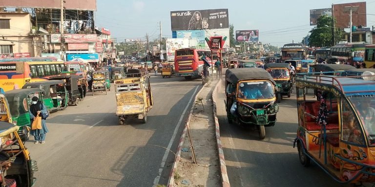 পাল্টে গেল বরিশালের ব্যস্ততম সড়কের চিত্র