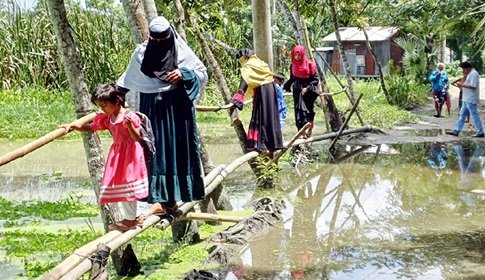 বরিশালে সিটি করপোরেশন এলাকা সড়কে বাঁশের সাঁকো, চলাচলে ভোগান্তি