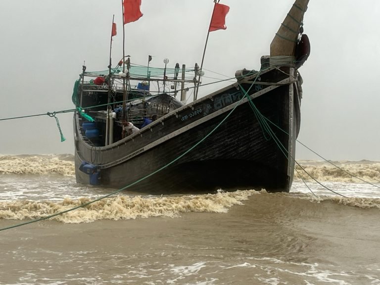 সাগরে লঘুচাপ, ৩ নম্বর সতর্ক সংকেত