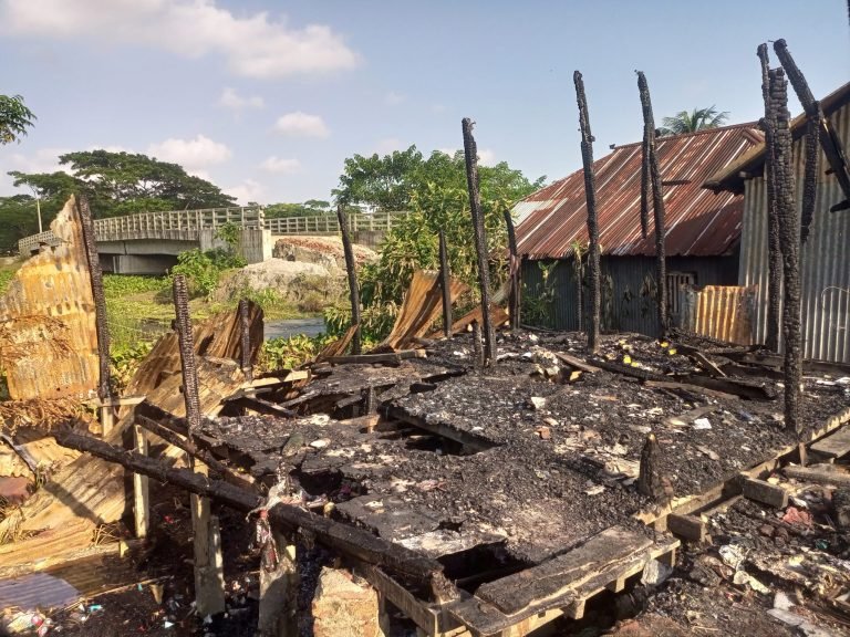 পটুয়াখালীতে দুই ব্যবসায়ীর দোকান আগুনে পুড়ে ছাই