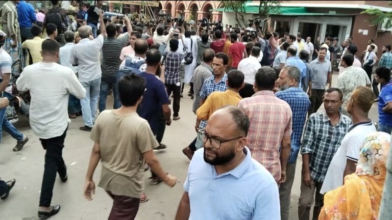 আদালত প্রাঙ্গনে আওয়ামী লীগ নেতা ও কাউন্সিলরকে মারধর