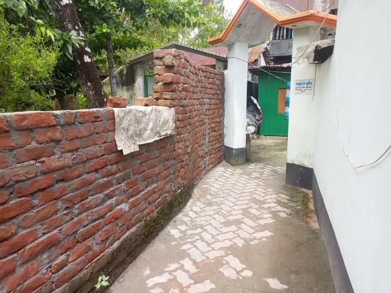 পটুয়াখালীতে রাস্তা বন্ধ করে দেয়াল নির্মাণ অবরুদ্ধ ১০ পরিবার