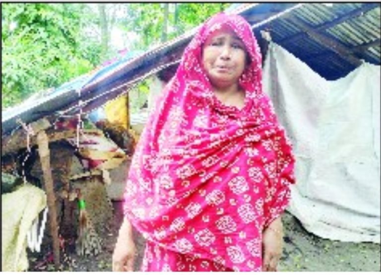 ভোলায় ঘরচাপায় বৃদ্ধা আমিন্নেছা মৃত্যু কান্না থামছে না মেয়ের