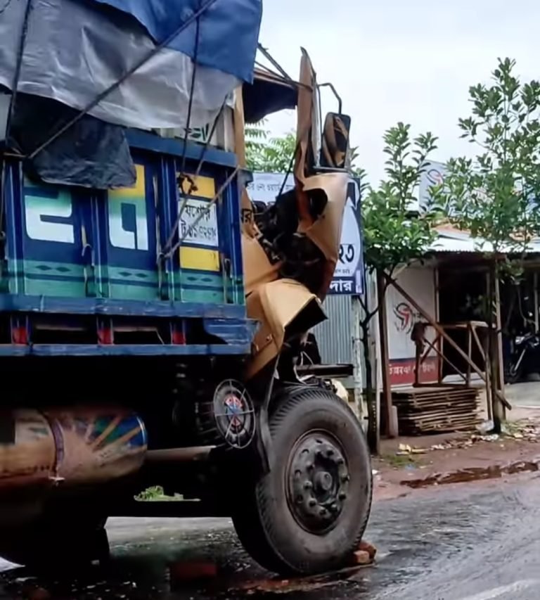 ট্রাকের পেছনে পিকআপের ধাক্কায় বরিশালের ফল ব্যবসায়ী নিহত