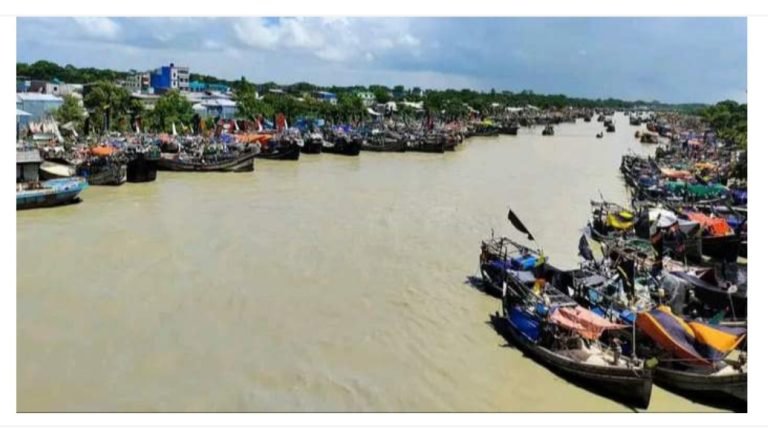 পটুয়াখালীতে বৈরী আবহাওয়ায় উপকূলের জেলেরা দিশেহারা