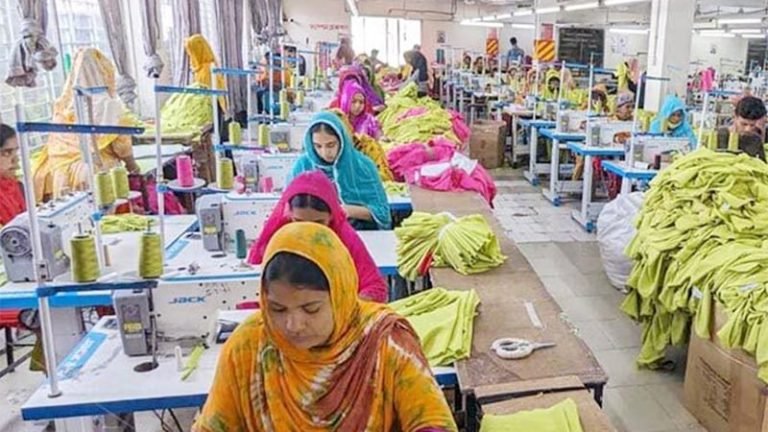 স্বাভাবিক উৎপাদনে পোশাক কারখানা