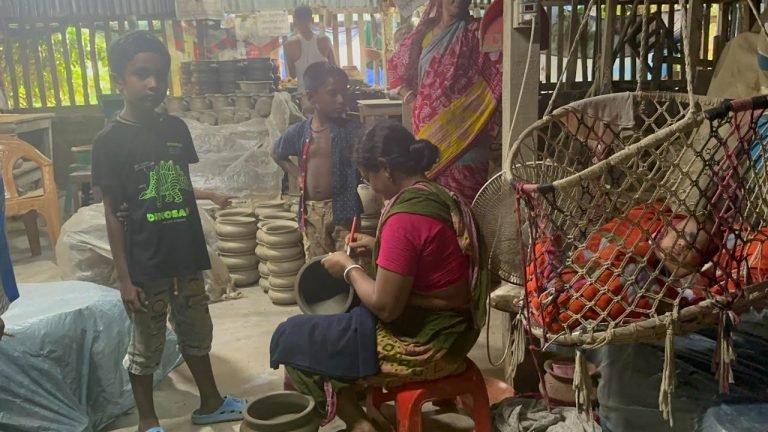 দিন দিন সমৃদ্ধ হচ্ছে বাউফলের মৃৎশিল্প