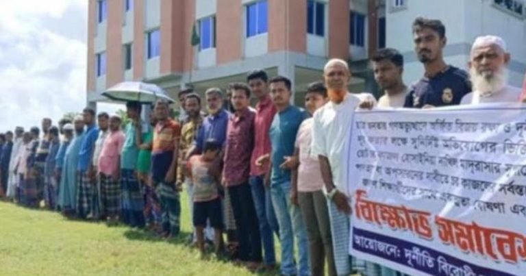 মাদ্রারাসা সুপারের পদত্যাগের দাবিতে শিক্ষার্থী ও অভিভাবকদের মানববন্ধন