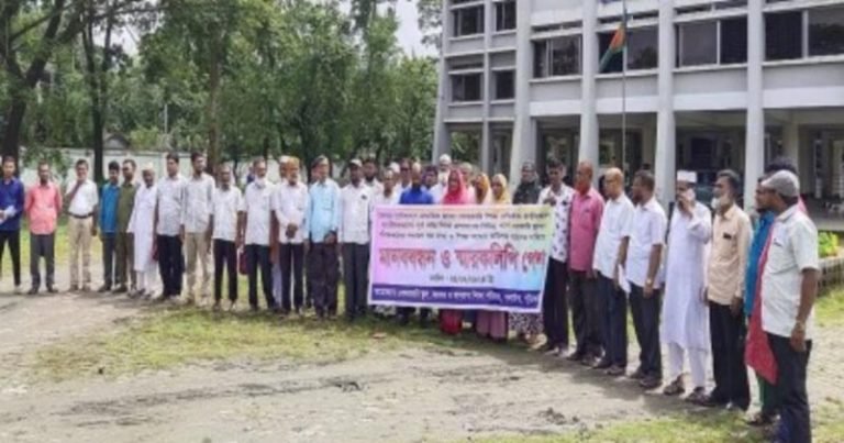 গলাচিপায় বেসরকারি শিক্ষকদের মানববন্ধন ও স্মারকলিপি