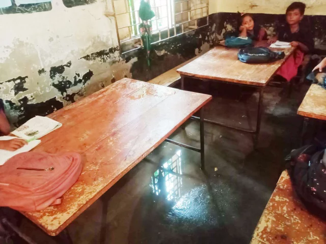 মুলাদীতে বৃষ্টি হলেই শ্রেণিকক্ষে জমে পানি, পাঠদান ব্যাহত