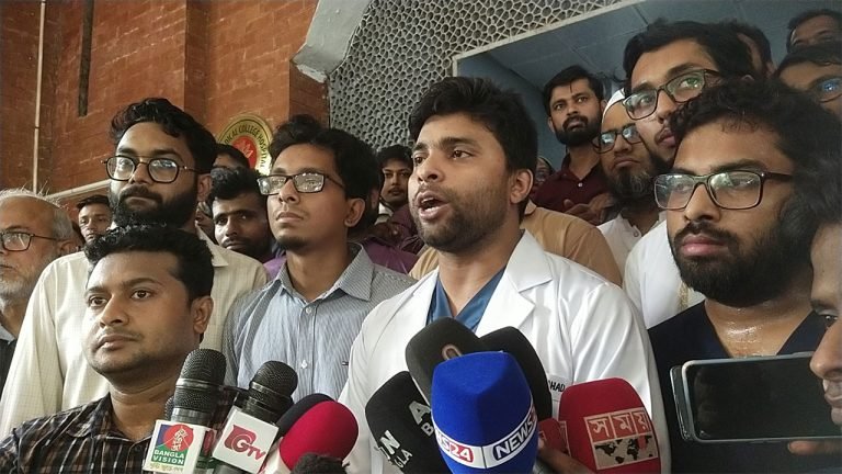 হামলাকারীদের গ্রেপ্তারের আশ্বাসে চিকিৎসকদের ‘শাটডাউন’ স্থগিত