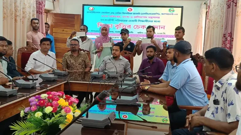 গলাচিপায় শিক্ষাবৃত্তি পেলো ৫ মেধাবী শিক্ষার্থী