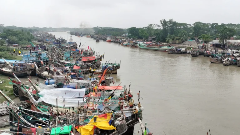 সমুদ্রে সতর্কসংকেতে জেলেদের কপালে দুশ্চিন্তার ভাঁজ