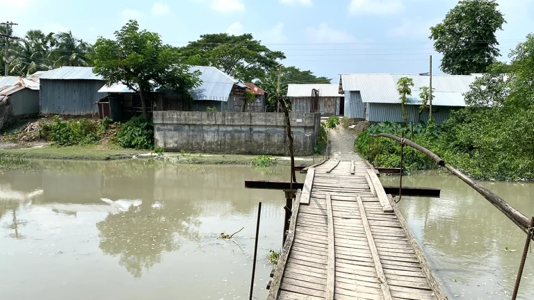 পিরোজপুরে চার বছরেও শেষ হয়নি ১৮ মাসের কাজ