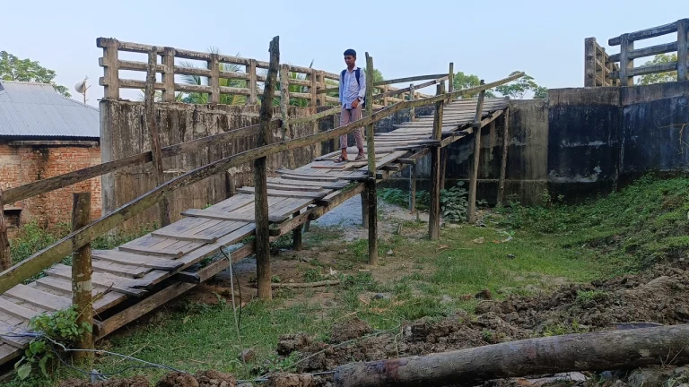 পটুয়াখালীতে সেতুর সংযোগ সড়ক না থাকায় ভোগান্তিতে হাজারো মানুষ