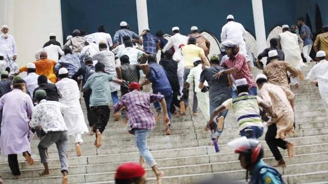 বায়তুল মোকাররমে দুই পক্ষের সংঘর্ষ-মারামারি