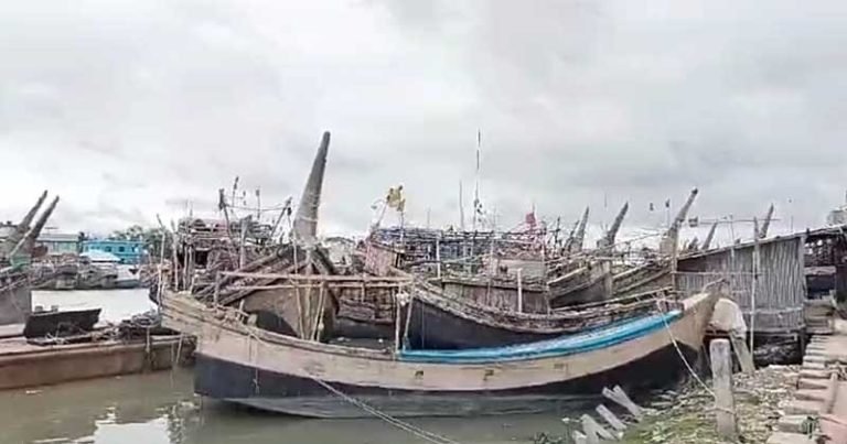 বঙ্গোপসাগরে নিম্নচাপ – পায়রা বন্দরে ০৩ নম্বর সতর্ক সংকেত