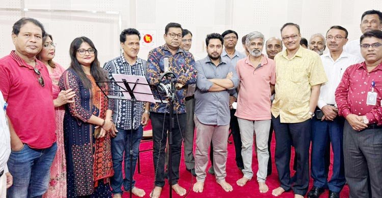 উপদেষ্টা নাহিদের উপস্থিতিতে বৈষম্যবিরোধী গান গাইলেন মনির খান