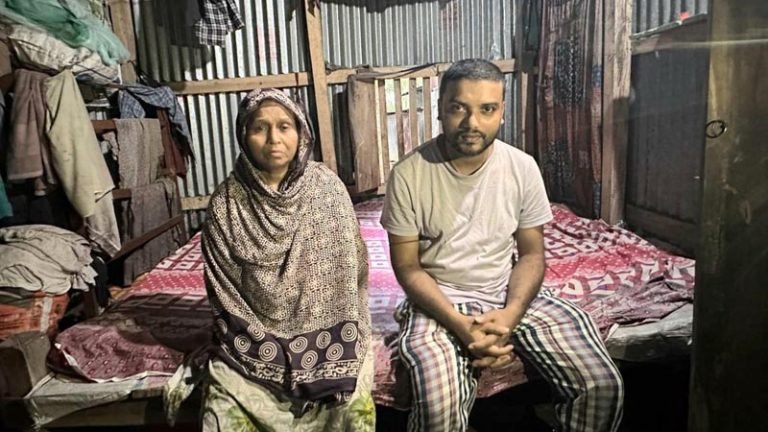 বাউফলে মানসিক ভারসাম্যহীন ছেলেকে নিয়ে বিপাকে মা