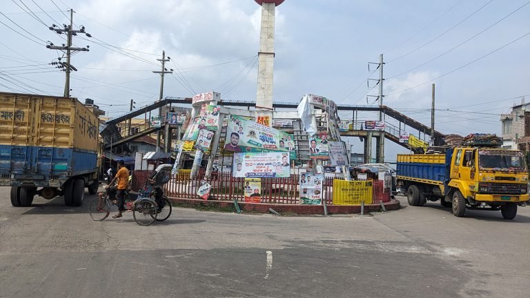 ‘এদিকের গাড়ি ওদিকে চিনায় না, ওদিকের গাড়ি এদিকে চিনায় না’