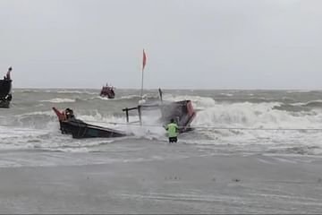 বঙ্গোপসাগরে সাতটি মাছ ধরার ট্রলারডুবি, ৩০ জেলে নিখোঁজ