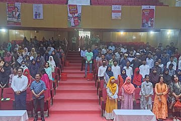 পটুয়াখালীতে অনুষ্ঠানে এসে উচ্ছ্বসিত কৃতী শিক্ষার্থীরা