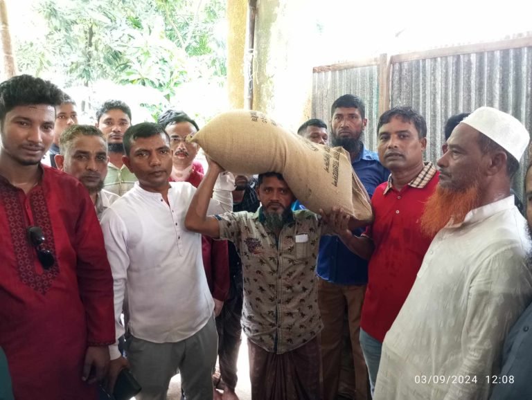 গলাচিপার ডাকুয়ায় জেলেদের মাঝে শান্তিপূর্ণভাবে চাল বিতরণ.
