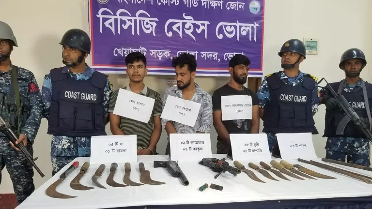 ভোলায় যৌথবাহিনীর অভিযানে আগ্নেয়াস্ত্রসহ ৩ জলদস্যু আটক