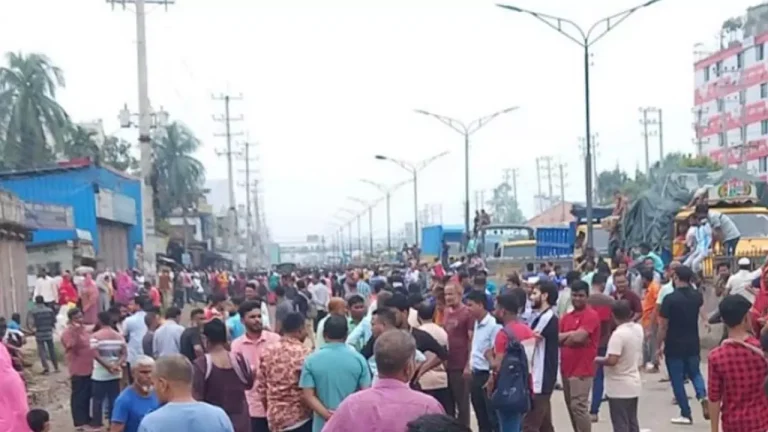 আশুলিয়ায় শ্রমিকদের সঙ্গে আইনশৃঙ্খলা বাহিনীর সংঘর্ষ, গুলিতে নিহত ১