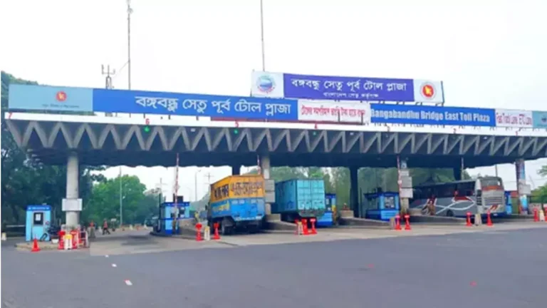 সিরাজগঞ্জে বঙ্গবন্ধু সেতুতে বাস-ট্রাক সংঘর্ষ, নিহত ৩