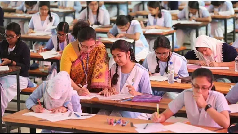স্কুলে ফিরছে বার্ষিক পরীক্ষা