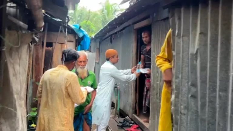 পটুয়াখালীতে ছাত্রলীগের বিতর্কিত খাবার বিতরণ